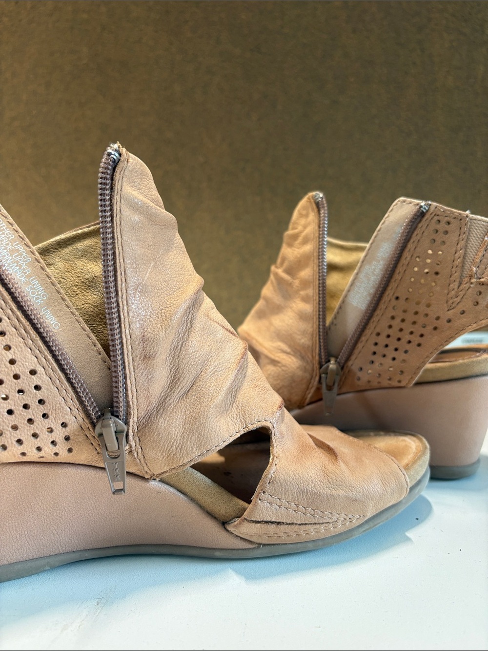 EARTH Women’s Open-Toe Wedge  in the Softest Most Comfortable Blush Leather.